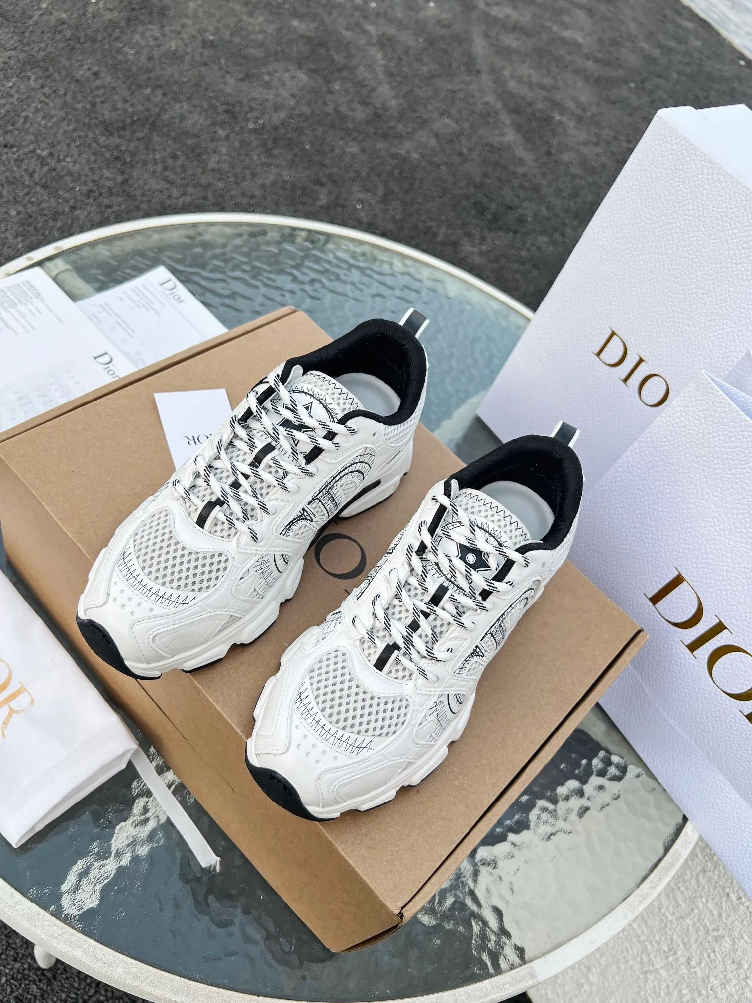 👟👟Ex-factory price 600👟👟 High version couple model🍸 Dior Dior | 2024 ˢˢDilraba, many stars have the same style. L’s 2024 spring and summer new products. The latest popular Chrono series, thick-soled mesh color-blocking running shoes, dad shoes, casual sports shoes series〰 Original purchase, development and production👍🏻This Dior Chrono sneaker is made of white and black mesh fabric with leather effect panels. The CD logo on both sides, the star patch on the tongue and the Dior logo on the heel, many details highlight the style. The two-tone laces, lightweight sole and star embellishment allow for a casual look all year round, complementing a variety of casual or elegant pieces. ♺Upper: Original imported first-layer cowhide + mesh ♺Inner lining: Original customized breathable lining ♺Outsole: Original molded EVA super light and super soft outsole ♺Heel height: 4.5cm ♺Size: Female 35-41 Male 39-45 (Female 40.41 Male 45 customized)